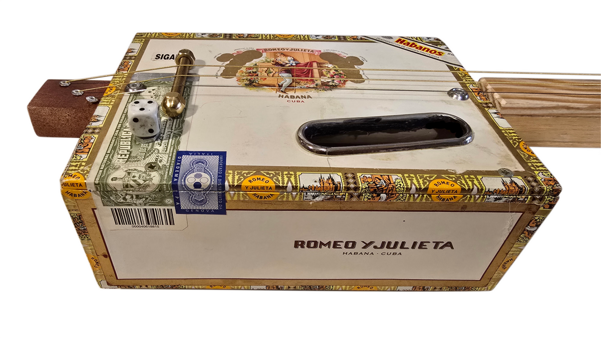 Romeo y Jiulieta Cigar Box Guitar 3tpv