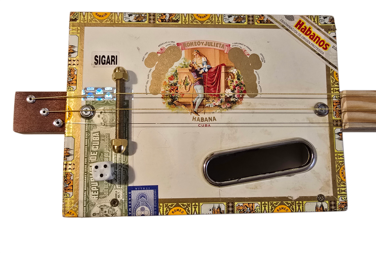 Romeo y Jiulieta Cigar Box Guitar 3tpv