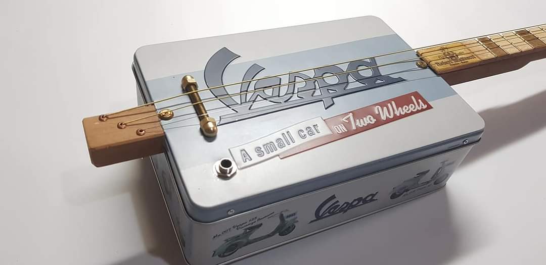 Vespa 3tpv cigar box guitar Matteacci's Made in Italy