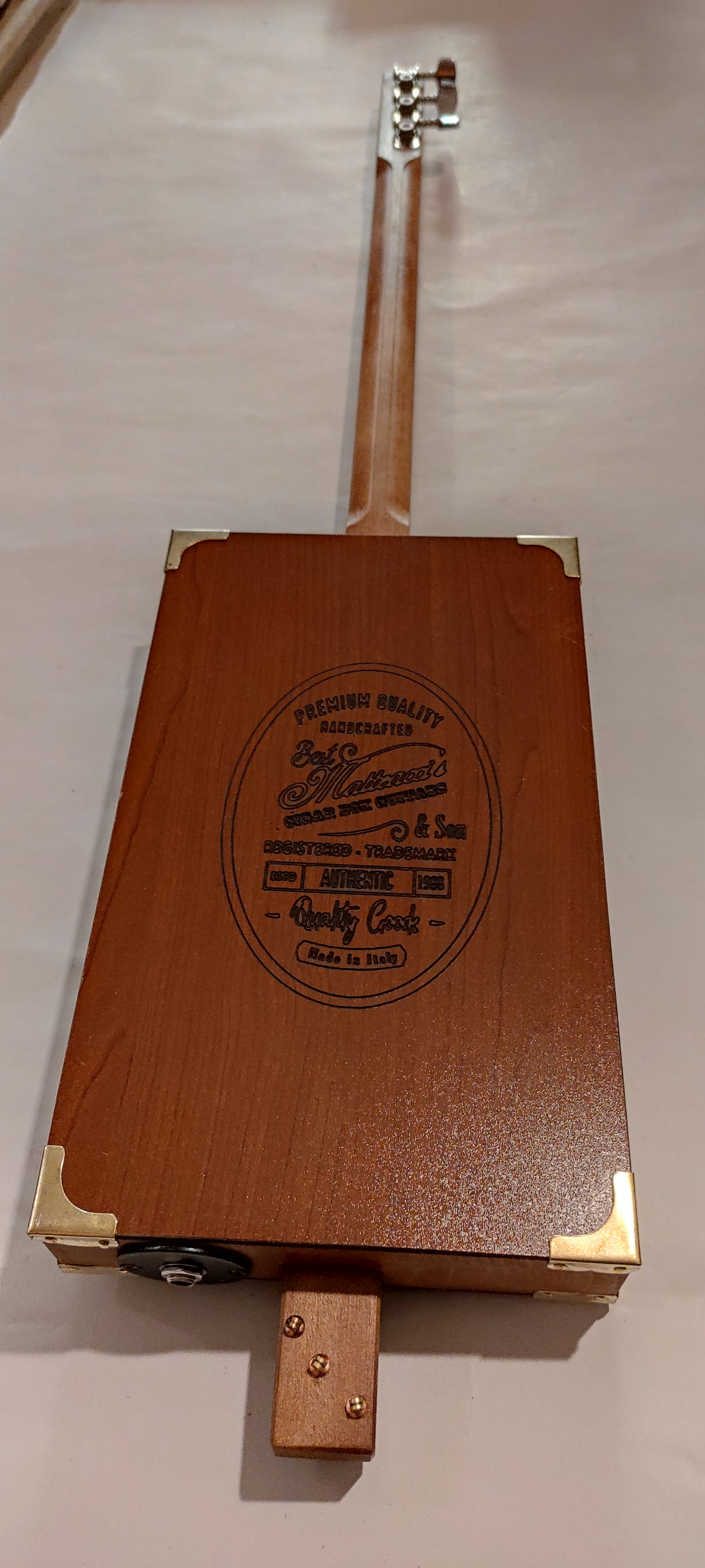 L'acustica 3tpv cigar box guitar